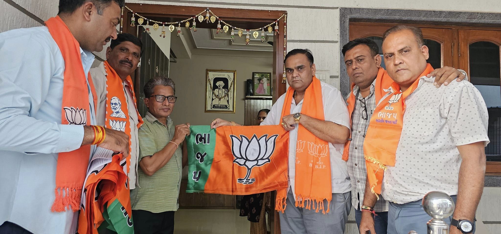 તા.૦૫/૦૪/૨૦૨૪ ના રોજ ઘર ઘર સંપર્ક અભિયાનમાં સુરત જીલ્લાના મહુવા વિધાનસભાના મહુવા તાલુકાના મહુવા ગામે બુથ નંબર-૧૪૦ માં સંપર્ક કરી વડાપ્રધાન શ્રી નરેન્દ્રભાઈ મોદી સાહેબનો સંદેશ પત્ર અને ધ્વજ આપવામાં આવ્યો.